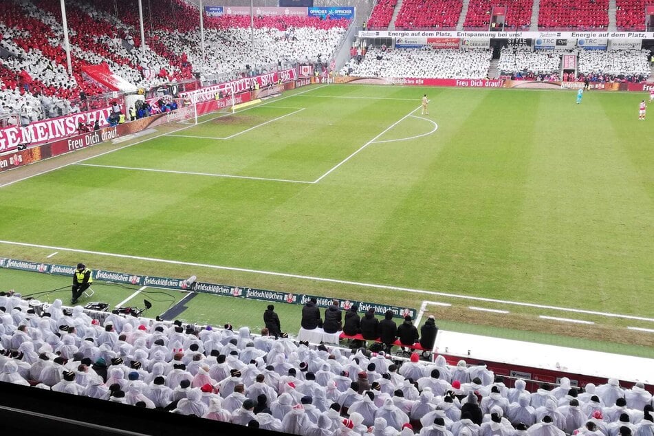 Das LEAG Energie Stadion ist heute ein rot-weißes Meer.