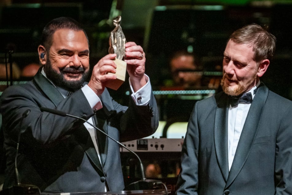 Michael Kretschmer (50, CDU, r.) hielt die Laudatio für Alphaville. Sänger Marian Gold (70) trat auch auf.