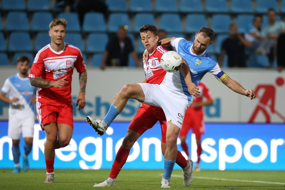 CFC-Kapitän Tobias Müller (31, r.) setzte sich hier gegen Joe-Joe Richardson (22) durch.