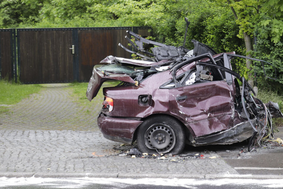 Audi prallt gegen Laterne und wird in zwei Teile zerrissen: Fahrer (†21) tot