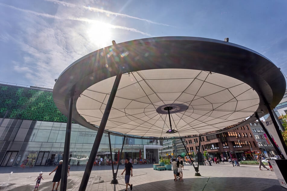 Ein von der Hochschule Koblenz entwickeltes Membrandach steht auf dem Zentralplatz in Koblenz. Als wandelbares Schattensystem soll es den Urban-Heat-Island-Effekt reduzieren.