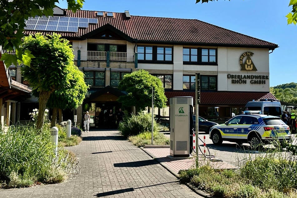 Polizei und Rettungskräfte stehen auf dem Gelände des regionalen Netzbetreibers Überlandwerk Rhön. Hier fand die Tat statt.