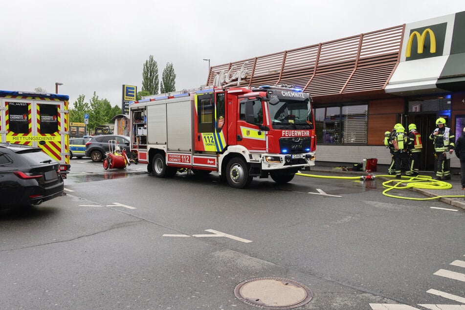 Mehrere Feuerwehrleute waren am Donnerstagnachmittag in der McDonald's-Filiale in Chemnitz-Hilbersdorf im Einsatz. Dort wurde offenbar Klopapier angezündet.