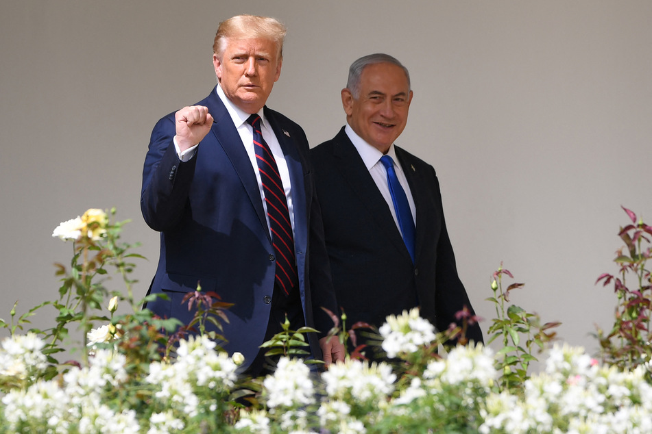 US President Donald Trump (l.) walks with Israeli Prime Minister Benjamin Netanyahu (r.) on the South Lawn of the White House in Washington, DC, September 15, 2020.