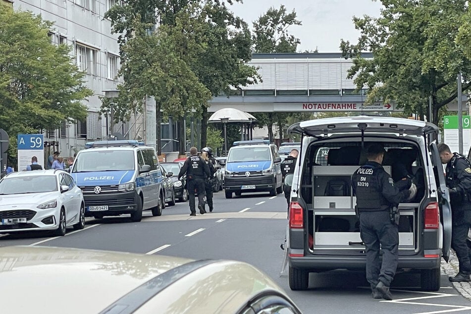 Die Polizei war mit mehreren Einsatzkräften vor Ort und versuchte, den Täter ausfindig zu machen.