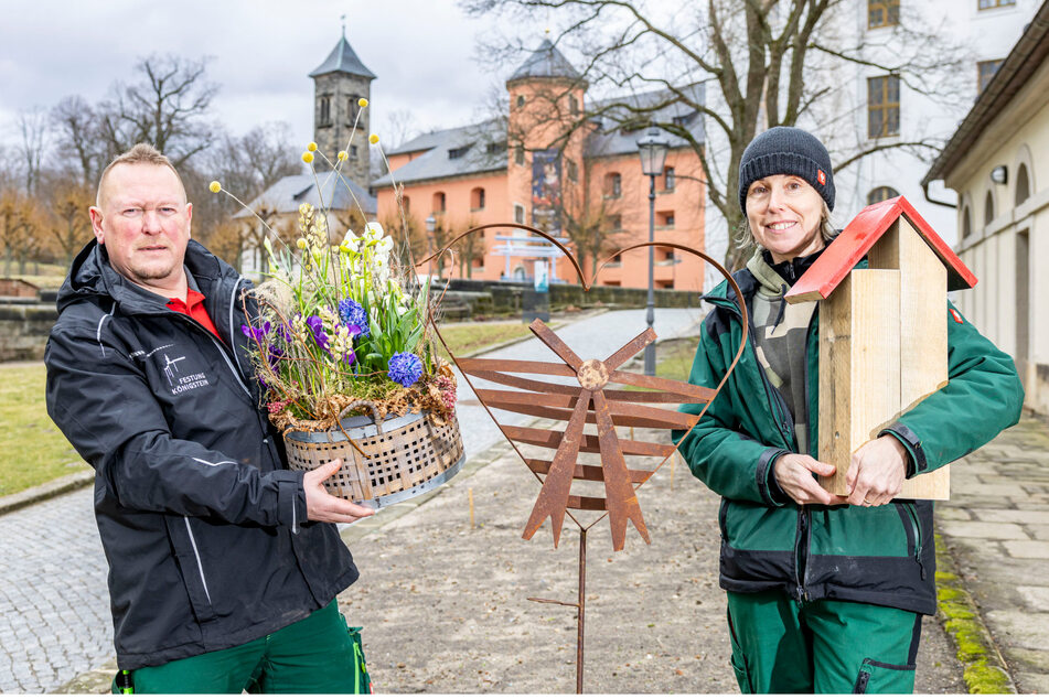 Festungsgärtner René Häntsch (53) und seine Mitarbeiterin Gabriela Vavrova (36) bereiten das Frühlingserwachen vor.