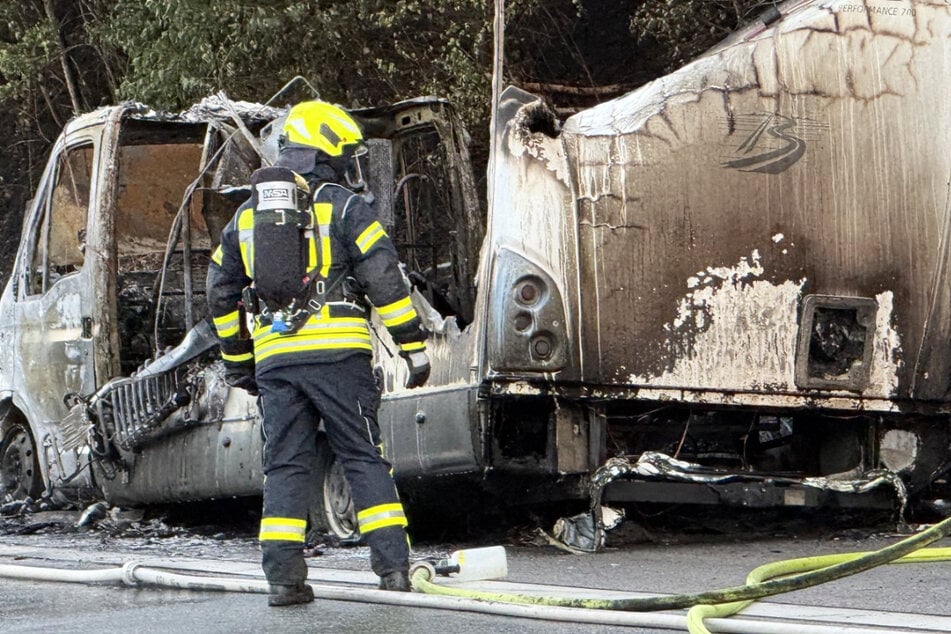 Unfall A3: Wohnmobil brennt auf A3: Explosionen, Vollsperrung und kilometerlanger Stau
