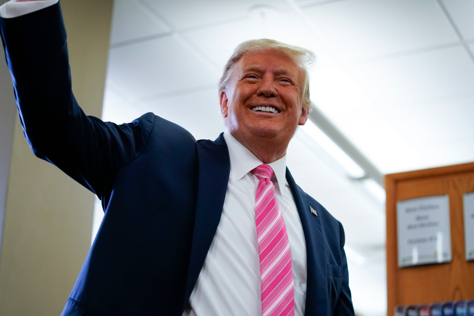 Trotz der Rekordzahl an Neuinfektionen, spielt US-Präsident Donald Trump (74) die Gefahr durch das Coronavirus weiter herunter.
