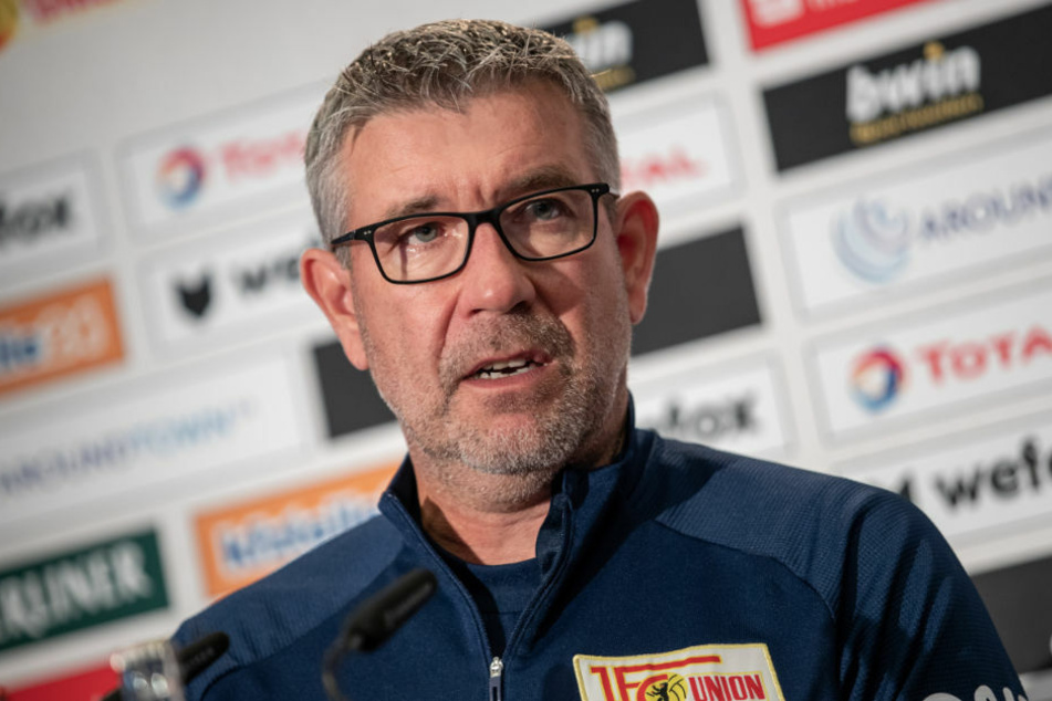Bei einer Pressekonferenz drückte Union-Coach Urs Fischer (54) sein Bedauern über den bevorstehenden Wechsel von Christopher Lenz aus, sieht den Transfer aber als Wertschätzung für die Arbeit beim 1. FC Union Berlin an.