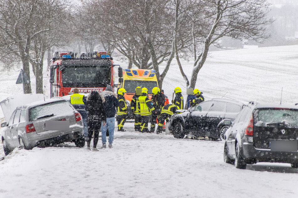 Winter-Chaos auf der S270 bei Zwönitz: Auch mehrere Autos krachten aufgrund der glatten Straße zusammen.