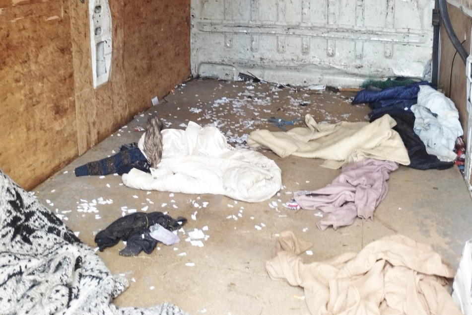 Geflüchtete haben Kleidung und Decken in einem Schleuser-Transporter zurückgelassen.