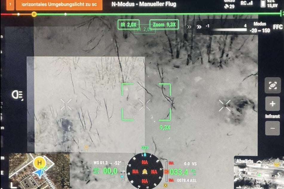 S drony a divokými kamerami ochránci zvířat hledají lišku.