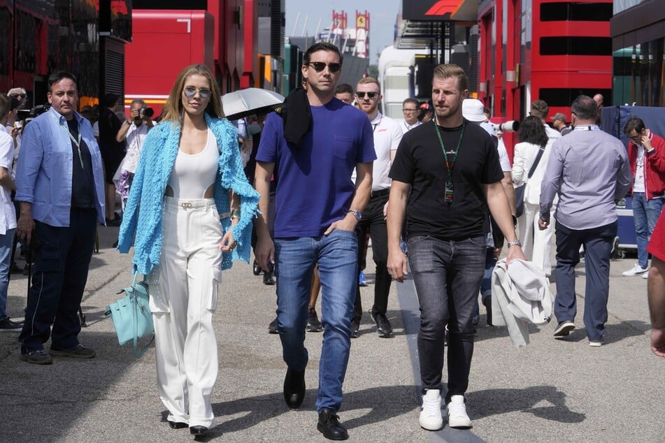 Die Österreicherin mit ihrem Freund Mark Mateschitz (32, M.) beim Formel-1-Rennen in Grand Prix.