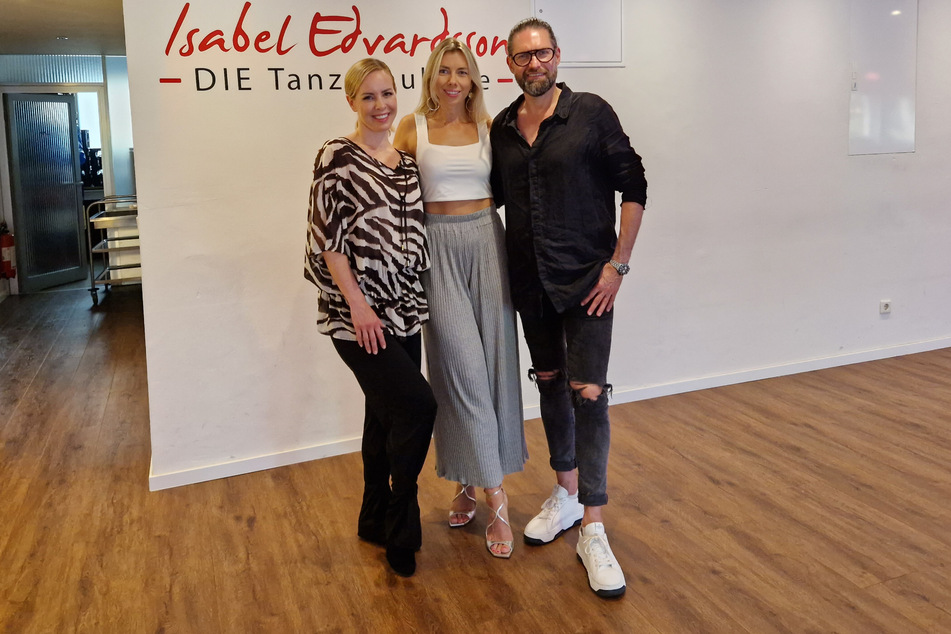 Isabel Edvardsson (41, l.) am Montag zusammen mit Kai Schwarz (53) und Janika Jäcke (34) in ihrer Hamburger Tanzschule "Isabel Edvardsson DIE Tanzschule".