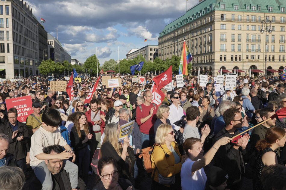 Statt der angemeldeten 50 Teilnehmer sind laut Polizeiangaben 1000 Menschen zum Brandenburger Tor gekommen.
