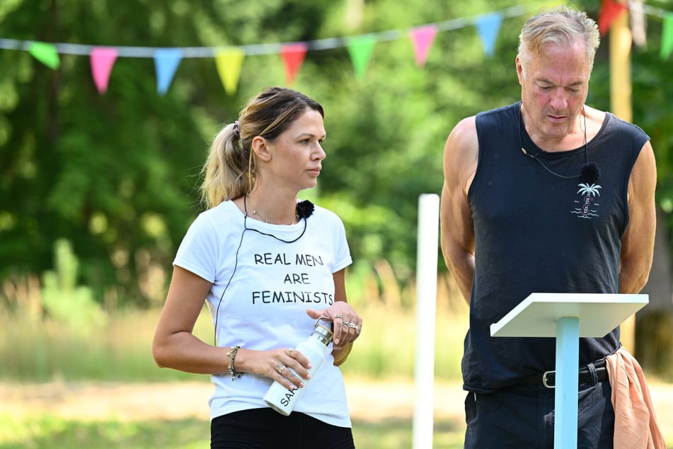 Sara Kulka (35) und Ronald Schill (66) können sich nicht ausstehen, müssen aber als Team zusammenarbeiten, wenn sie eine Chance auf 50.000 Euro haben wollen.