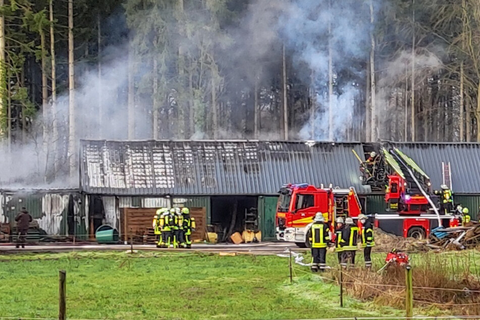 Am Mittwochmorgen ist eine Lagerhalle auf einem Bauernhof in Unterstedt in Brand geraten. Es entstand ein Schaden in Höhe von 80.000 Euro.