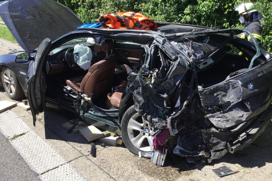 Der BMW wurde bei dem Unfall auf der A565 zerstört.
