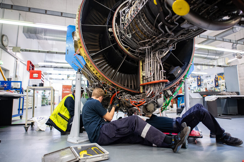 Die Luftfahrtindustrie ist von der Corona-Krise hart getroffen. Nun geht aus die Lufthansa Technik in Kurzarbeit. Es fehlen Aufträge.