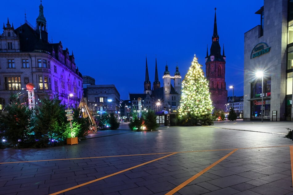 Die Innenstädte werden ab Mittwoch wieder leerer sein. Dennoch ist der Marktplatz in Halle festlich beleuchtet.
