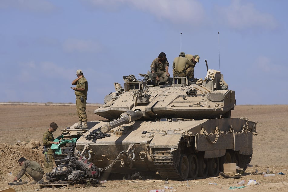 Israelische Soldaten arbeiten an ihrem Panzer an der Grenze zum Gazastreifen. (Archivfoto)