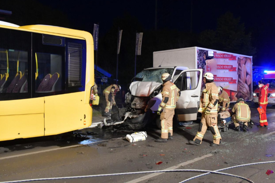 Rettungskräfte an der Unfallstelle.