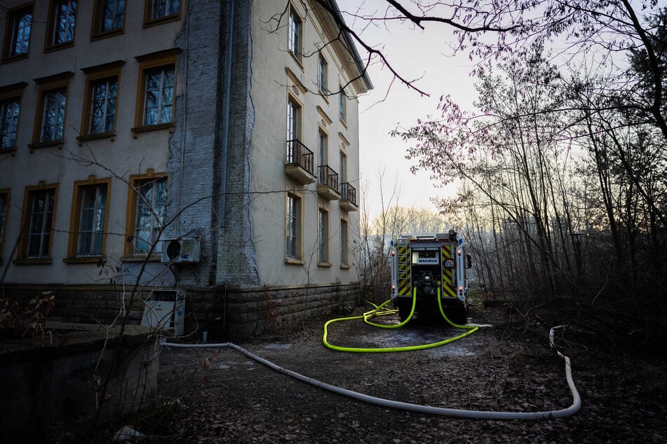 Berlin: Großbrand auf Bogensee-Areal mit Goebbels-Villa: Feuerwehr kämpft gegen Flammen