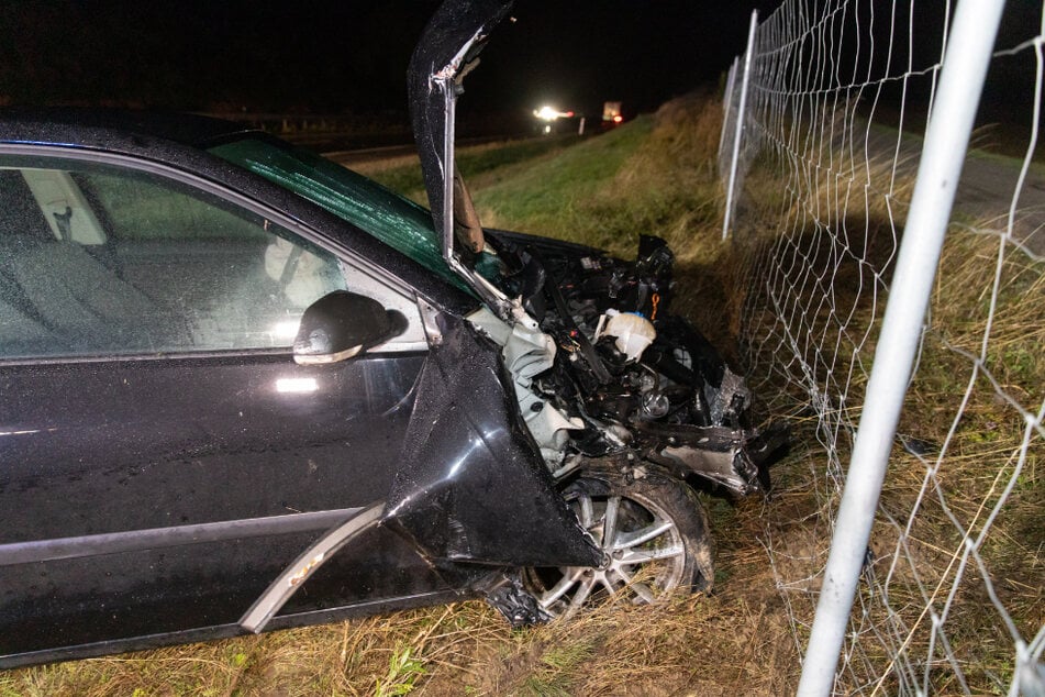 Schwerer Unfall: VW kracht in Lkw und schleudert in Straßengraben