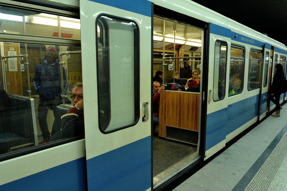 Nach einem sexuellen Übergriff auf eine 17-Jährige in einer Münchner U-Bahn ermittelt die Kripo. (Symbolbild)