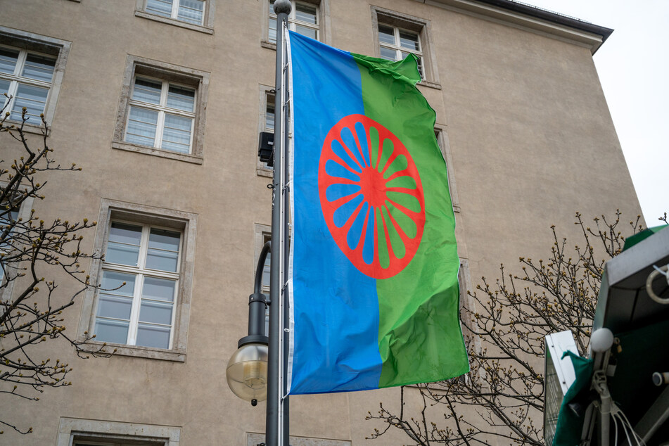 Auch in anderen Städten, wie hier in Berlin, weht die Fahne der Roma.