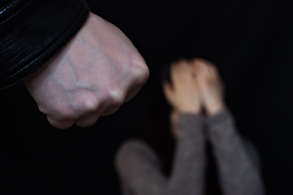 Ein Schwede soll seine Partnerin zu sexuellen Handlungen mit Hunderten von anderen Männern gezwungen haben - nun muss er sich verantworten. (Symbolfoto)