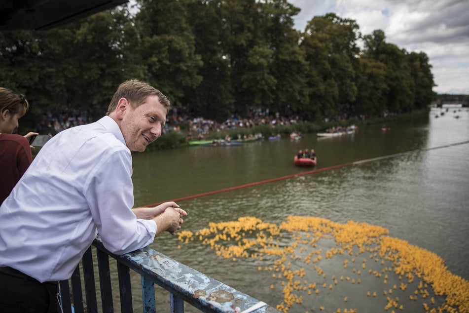 2019: Der spätere Ministerpräsident Michael Kretschmer schaut sich das Entenrennen an. Heute gibt es dies nicht mehr.