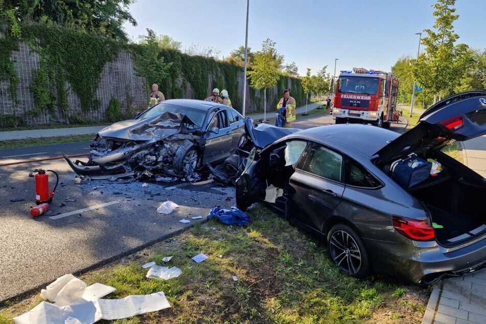 Schwerer Frontal-Crash In Teltow: Zwei BMW Krachen Ineinander