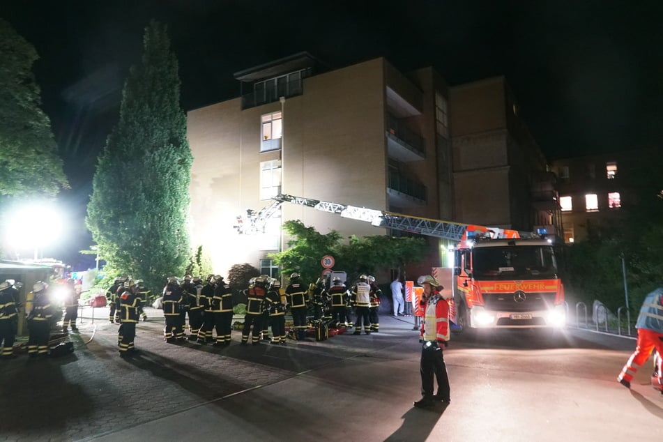 Unter anderem mithilfe von Drehleitern mussten Patienten aus ihren Zimmern im Marienkrankenhaus gerettet werden.