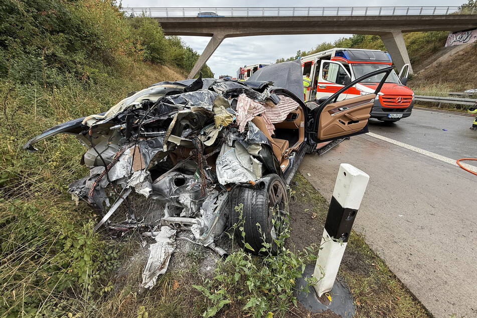 Ein Porsche krachte auf der A38 in einen Brückenpfeiler und wurde völlig zerstört.