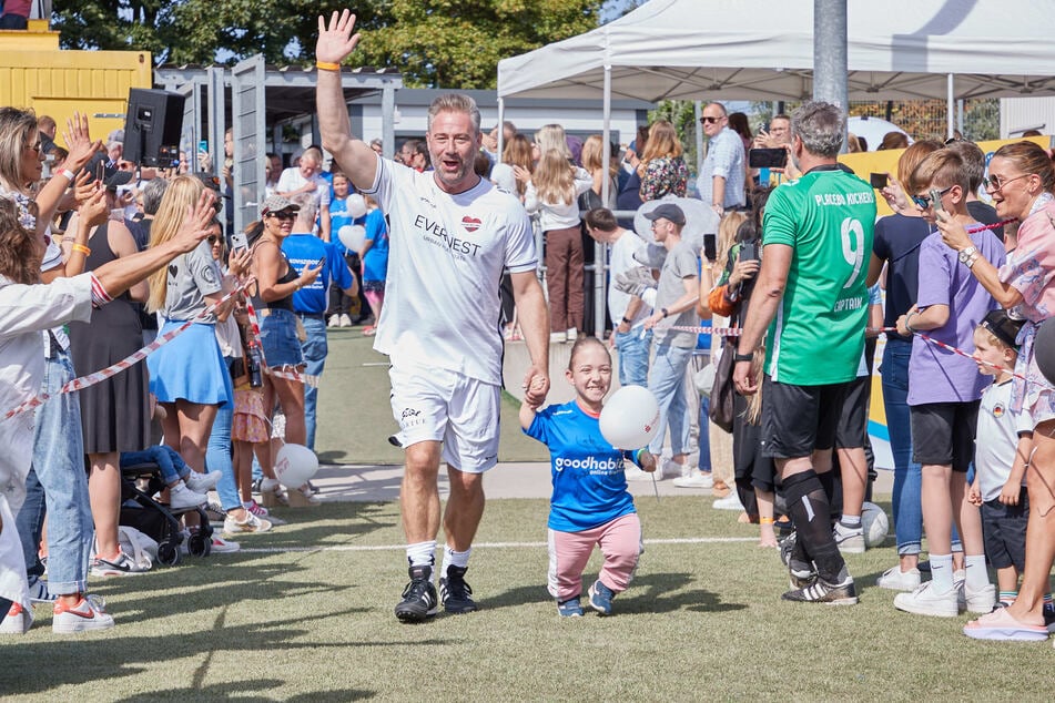 Auch der Sänger Sasha (51) wird am Sonntag wieder auf dem Platz stehen.