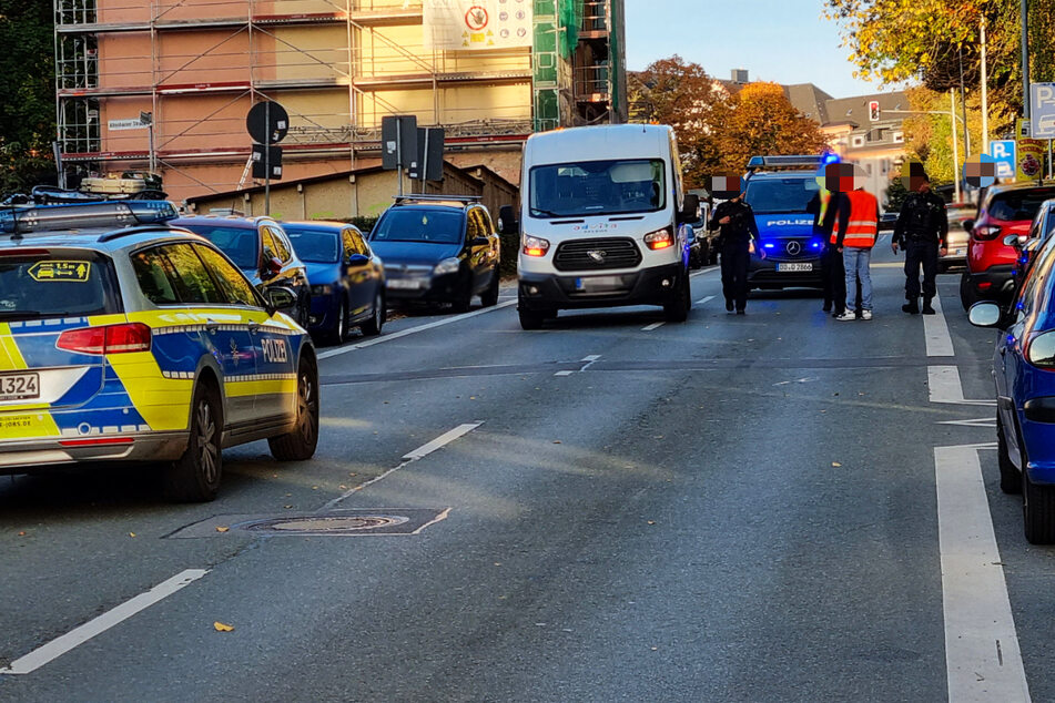 Schwerer Unfall auf der Wartburgstraße in Chemnitz: Ein Junge (8) ist von einem Transporter erfasst worden.