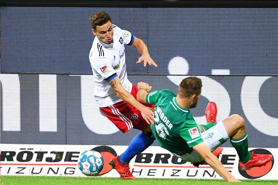 HSV-Profi Moritz Heyer (26) wurde im Hinspiel unsanft von Gegenspieler Lars Lukas Mai (21) von den Beinen geholt.