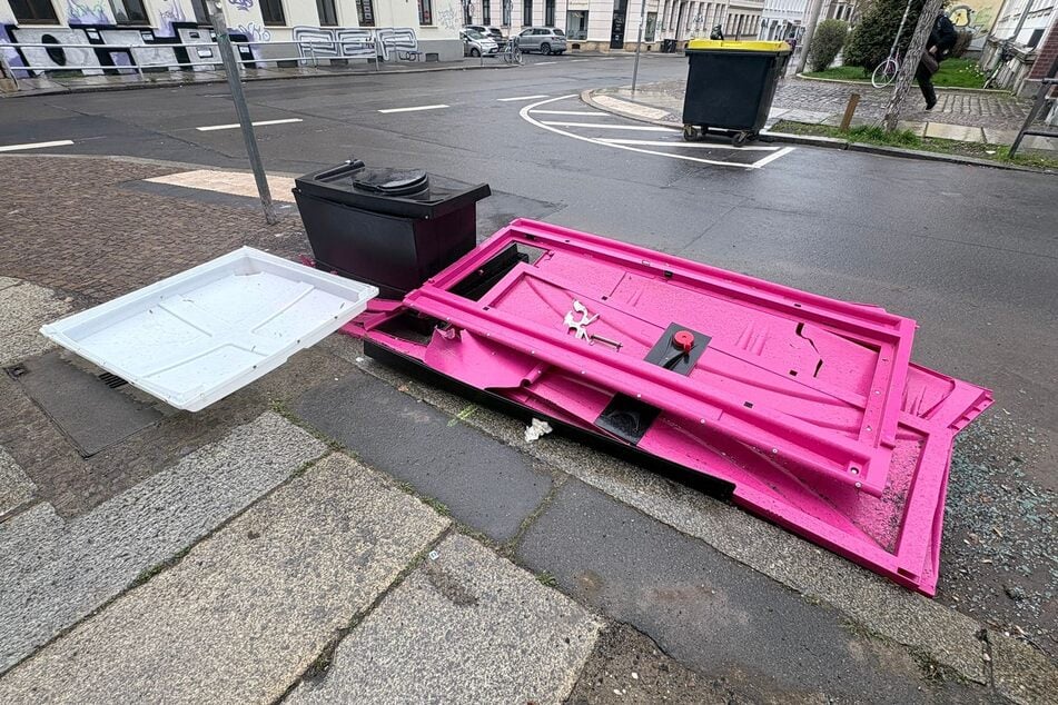 Von der mobilen Toilette sind nur noch Einzelteile übrig.