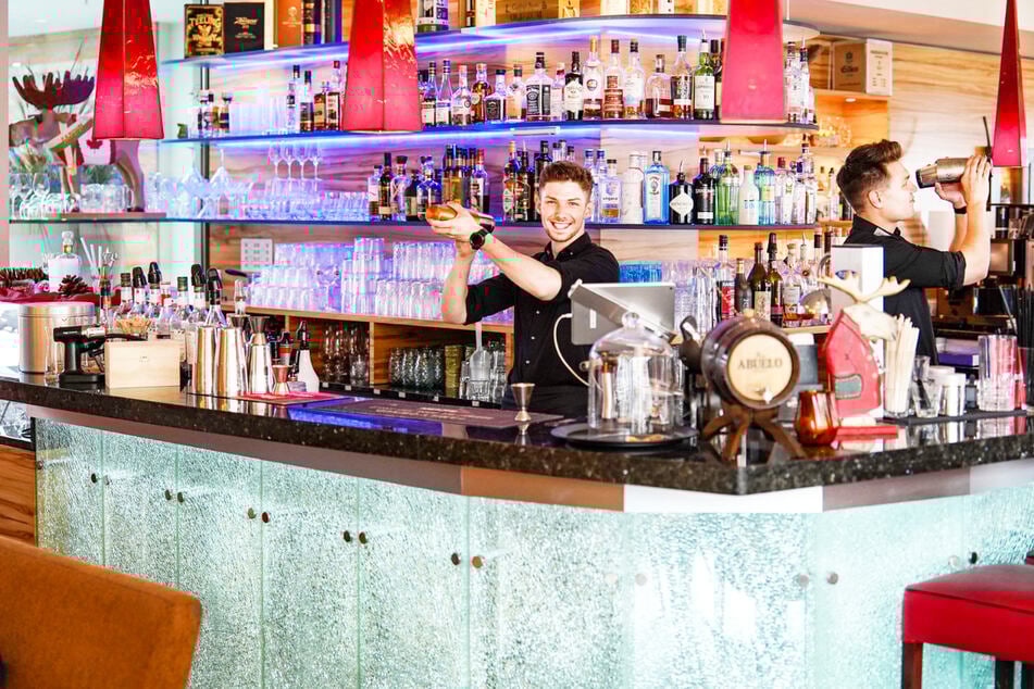 An der Bar mixen erfahrene Barkeeper erstklassige Cocktails für einen perfekten Abend.