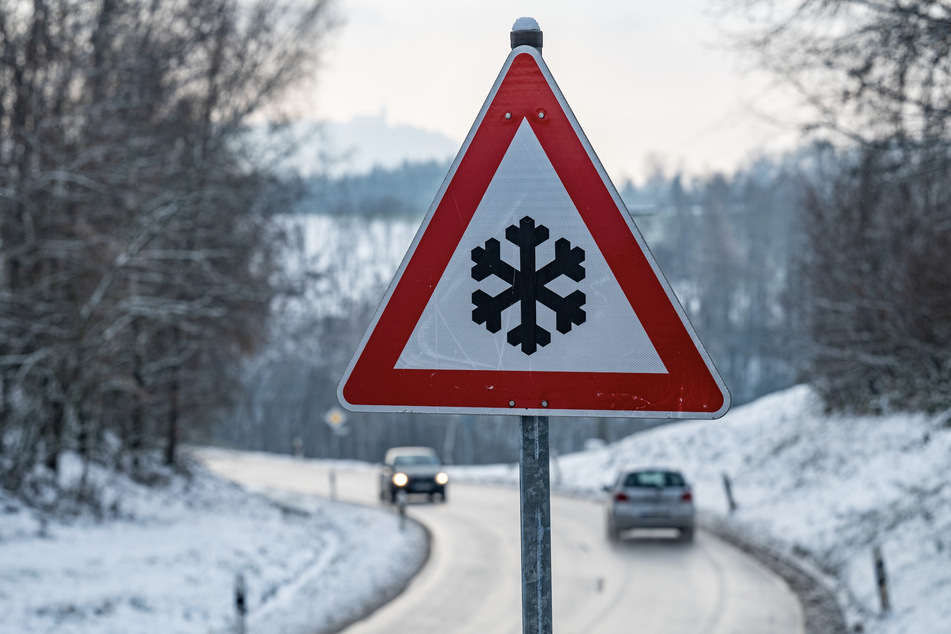 Im Osten Bayerns warnte der Deutsche Wetterdienst vor überfrierendem Regen auf den Straßen.