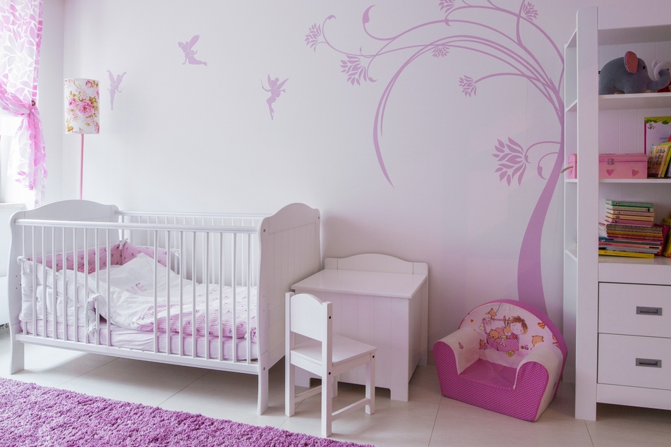 Wer seiner Tochter ein Prinzessinnen-Kinderzimmer einrichten möchte, der setzt beim Farbton auf Rosa. Wenn sie später eine andere Wandfarbe vorzieht, kannst Du das Zimmer neu streichen und damit eine komplett neue Linie ziehen.
