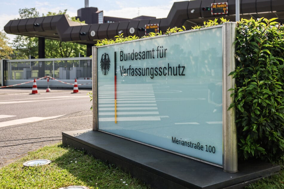 Das Bundesamt für Verfassungsschutz mit Sitz in Köln ist an der Aktion am Mittwochmorgen beteiligt. (Symbolbild)