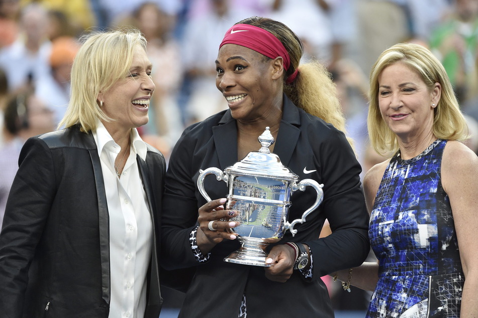 Chris Evert (68, r.) mit Serena Williams (42, M.) und Martina Navratilova (67, l.), die ebenfalls an Krebs erkrankt war, bei den US Open 2014.