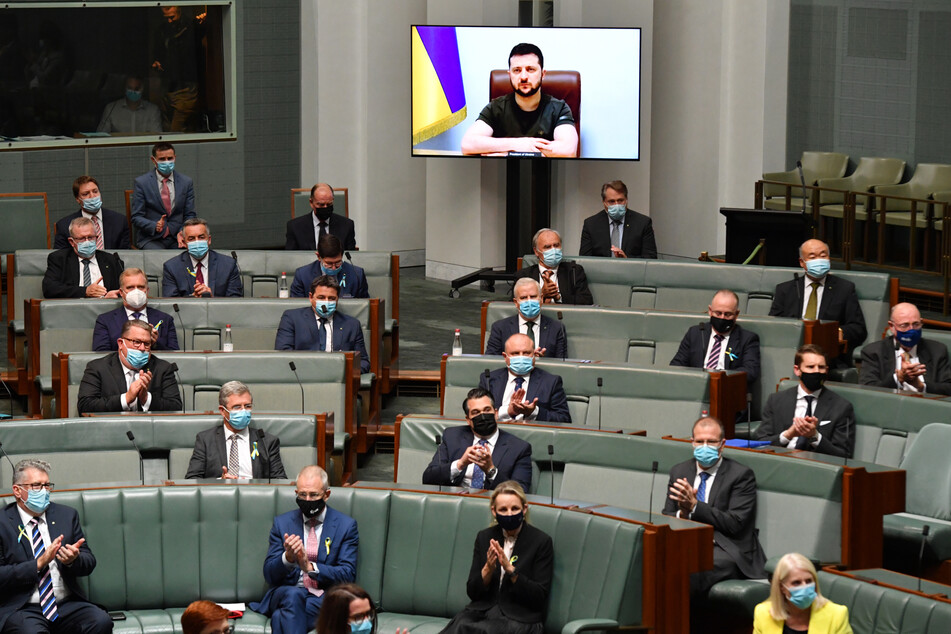 Wolodymyr Selenskyj (44) hat in einer Video-Ansprache an das australische Parlament weitere Sanktionen gegen Russland gefordert.