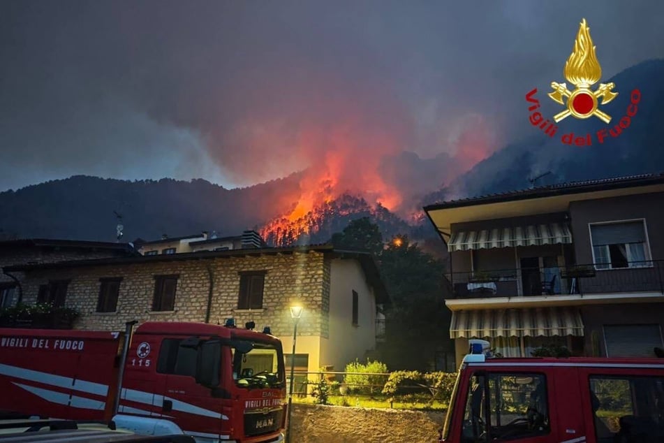 In Tignale wütet der Waldbrand besonders stark ...