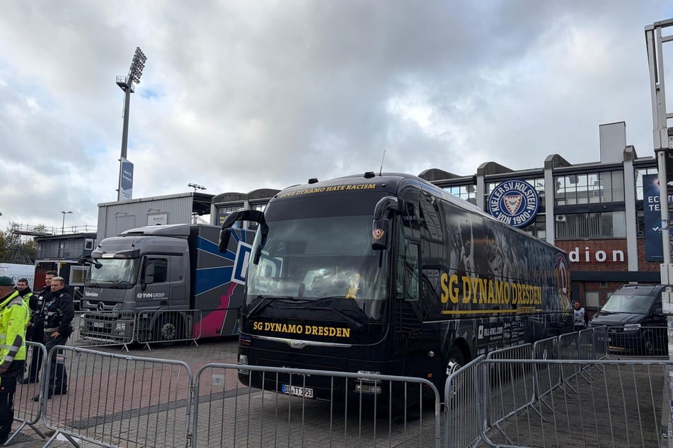 Der Dynamo-Bus parkt direkt vor dem Stadion.