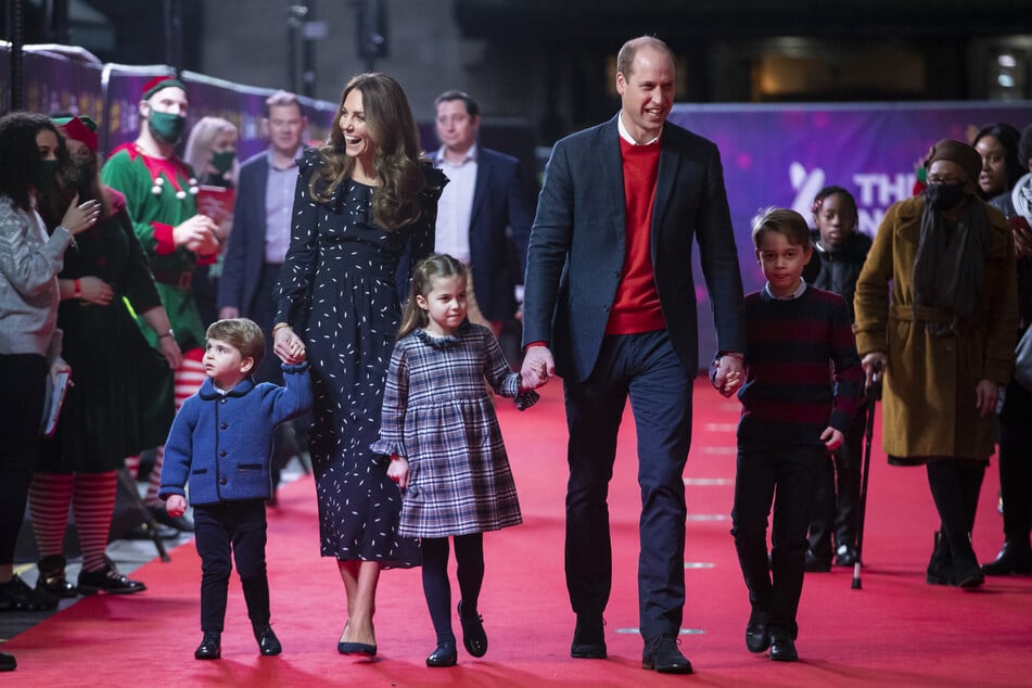 Prinz William (38), Herzog von Cambridge, und seine Frau Kate (39), Herzogin von Cambridge, mit ihren Kindern, Prinz Louis (2, l. - r.), Prinzessin Charlotte (5) und Prinz George (7).
