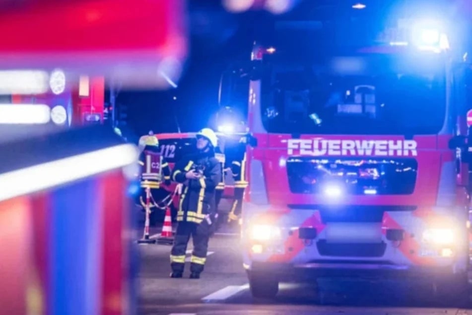 Die Kameraden der Feuerwehr mussten nachts zum Löschen anrücken. (Symbolbild)