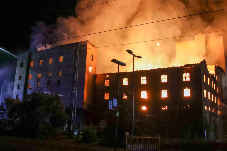 Altes Fabrikgebäude lichterloh in Flammen: Feuerwehr im Großeinsatz